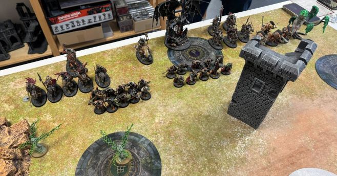 Vánoční sezóna je vskutku brutální, ale nezapomínáme ani hrát. Mimochodem, skupinová fotka je z hraní deskové hry Krvavá...